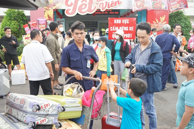 TP. HCM: Bến xe, nhà ga tấp nập hành khách, sân bay Tân Sơn Nhất lập kỷ lục đón gần 151.000 lượt khách- Ảnh 5.