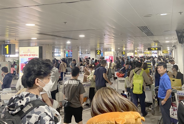 TP. HCM: Bến xe, nhà ga tấp nập hành khách, sân bay Tân Sơn Nhất lập kỷ lục đón gần 151.000 lượt khách- Ảnh 2.