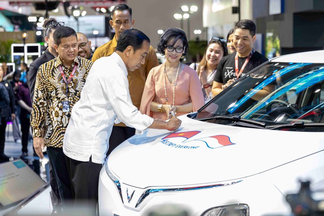 Tổng thống Indonesia Joko Widodo đã tham quan và ký tặng lên mẫu xe VinFast VF 5 trưng bày tại gian hàng của VinFast trong khuôn khổ Triển lãm Ô tô Quốc tế Indonesia IIMS 2024