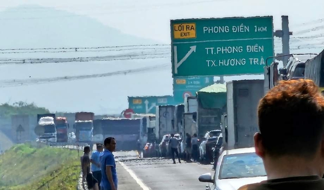 Video cận cảnh vụ TNGT ô tô tông nhau liên hoàn trên cao tốc Cam Lộ - La Sơn, khiến 3 người thương vong- Ảnh 1.