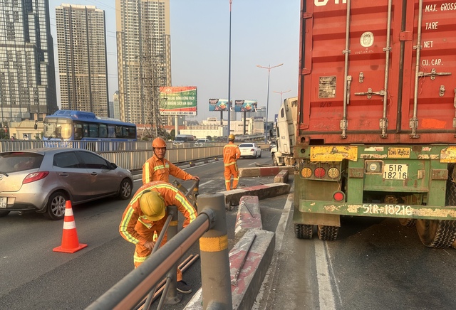 Xe container đâm dải phân cách cầu Sài Gòn, giao thông ùn ứ- Ảnh 3.
