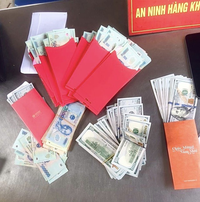 Nhân viên an ninh sân bay Tân Sơn Nhất trả lại gần 300 triệu đồng cho khách bỏ quên- Ảnh 1.