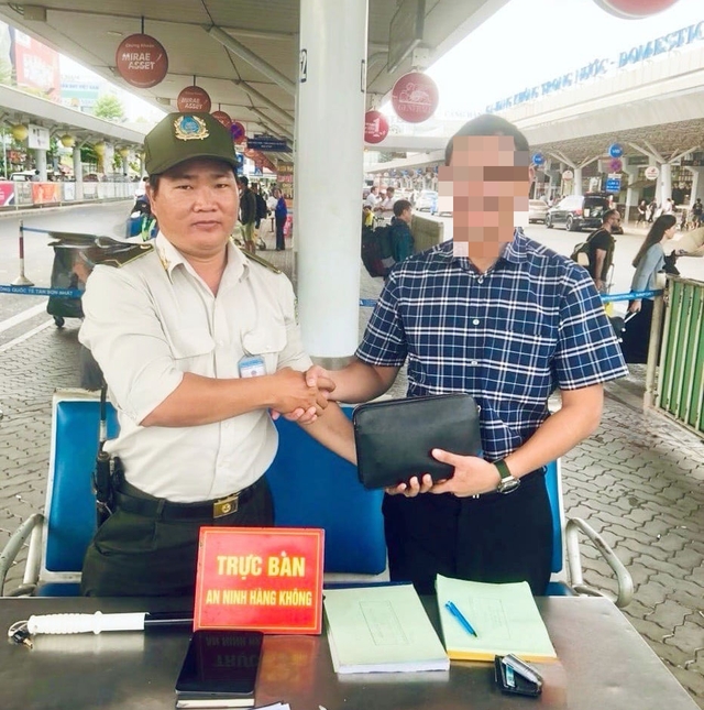 Nhân viên an ninh sân bay Tân Sơn Nhất trả lại gần 300 triệu đồng cho khách bỏ quên- Ảnh 2.