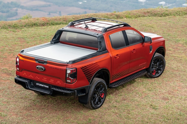 Ford Ranger Stormtrak sắp ra mắt khách Việt