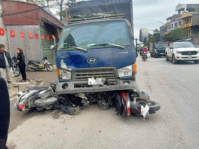 Xe tải đâm 4 xe máy đỗ bên đường làm 1 người tử vong tại Hà Nội- Ảnh 1.