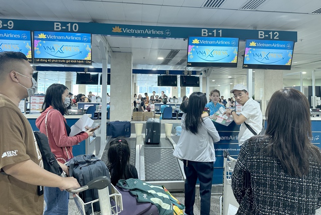 Nhiều chuyến bay bị chậm giờ, hủy chuyến tại sân bay Tân Sơn Nhất do thời tiết xấu- Ảnh 3.