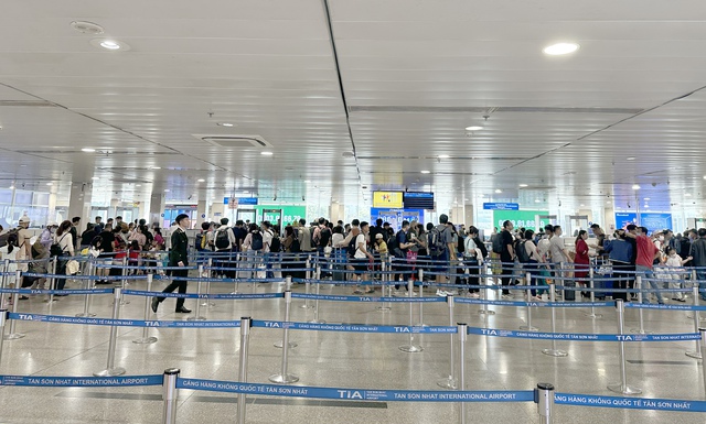 Nhiều chuyến bay bị chậm giờ, hủy chuyến tại sân bay Tân Sơn Nhất do thời tiết xấu- Ảnh 7.