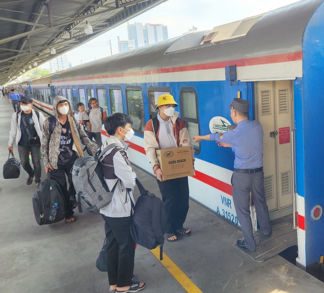 Ga Sài Gòn nhộn nhịp người dân về quê đón Tết- Ảnh 9.