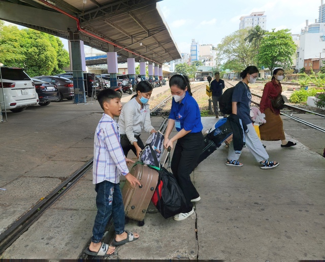 Ga Sài Gòn nhộn nhịp người dân về quê đón Tết- Ảnh 7.