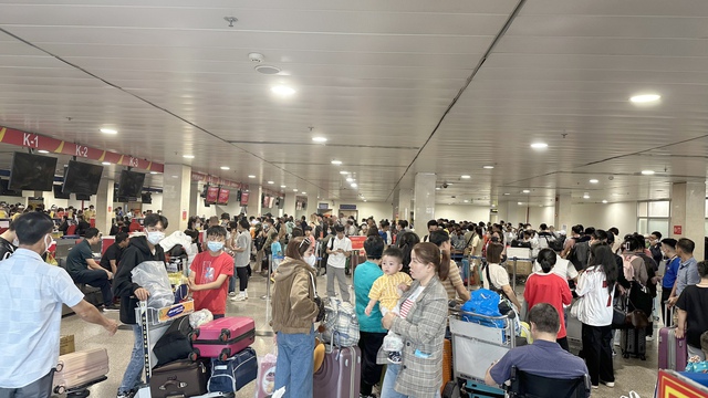 Nhiều chuyến bay bị chậm giờ, hủy chuyến tại sân bay Tân Sơn Nhất do thời tiết xấu- Ảnh 1.