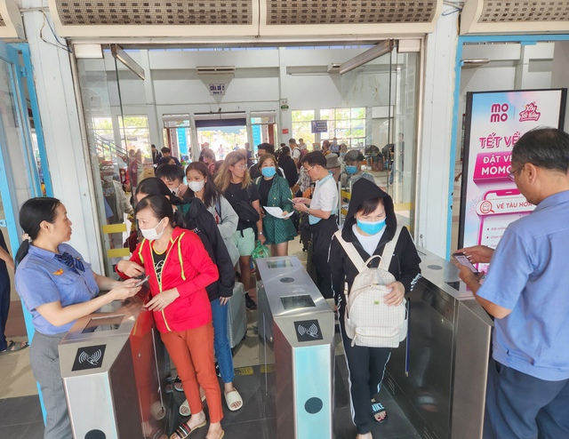 Ga Sài Gòn nhộn nhịp người dân về quê đón Tết- Ảnh 5.