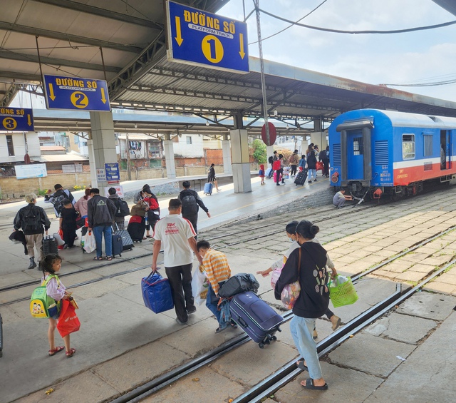 Ga Sài Gòn nhộn nhịp người dân về quê đón Tết- Ảnh 6.