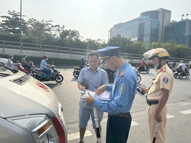 TP. HCM: CSGT đo nồng độ cồn, kiểm tra xe khách tại sân bay Tân Sơn Nhất- Ảnh 9.