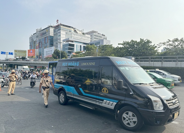 TP. HCM: CSGT đo nồng độ cồn, kiểm tra xe khách tại sân bay Tân Sơn Nhất- Ảnh 3.