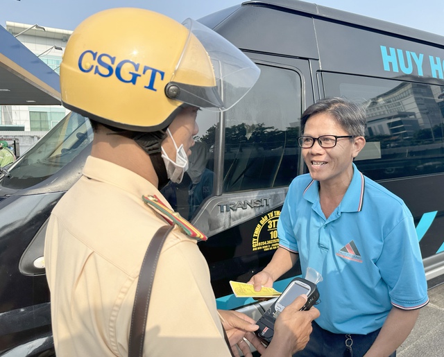 TP. HCM: CSGT đo nồng độ cồn, kiểm tra xe khách tại sân bay Tân Sơn Nhất- Ảnh 8.