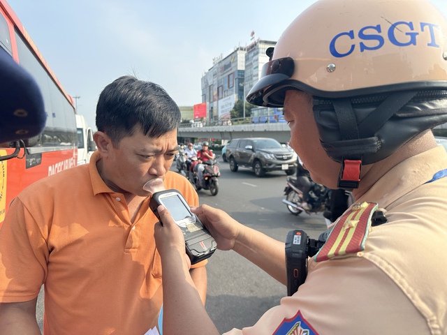 TP. HCM: CSGT đo nồng độ cồn, kiểm tra xe khách tại sân bay Tân Sơn Nhất- Ảnh 4.