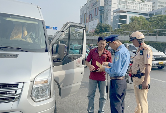 TP. HCM: CSGT đo nồng độ cồn, kiểm tra xe khách tại sân bay Tân Sơn Nhất- Ảnh 11.