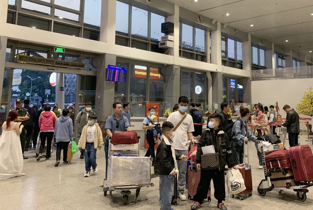 Sân bay Tân Sơn Nhất đón kỷ lục gần 135.000 khách dịp cao điểm Tết Giáp Thìn 2024- Ảnh 2.