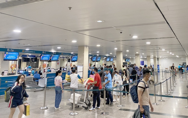 Sân bay Tân Sơn Nhất đón kỷ lục gần 135.000 khách dịp cao điểm Tết Giáp Thìn 2024- Ảnh 4.