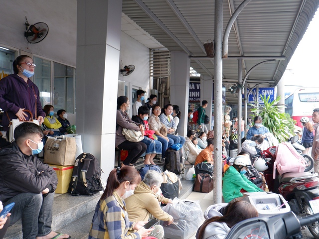 TP. HCM: Bến xe, ga tàu, sân bay ken cứng người dân về quê đón Tết- Ảnh 2.