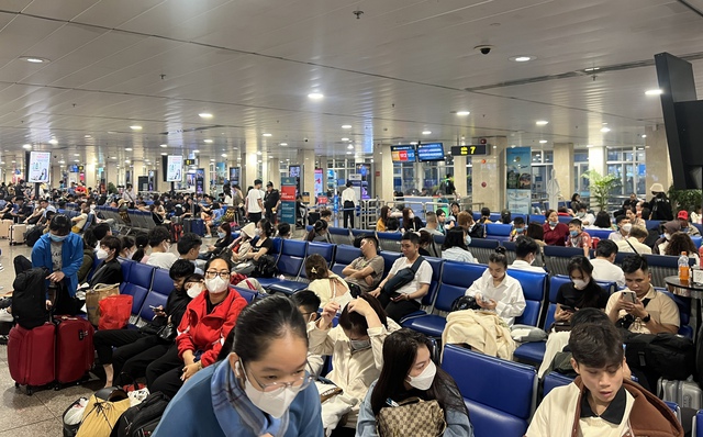 Sân bay Tân Sơn Nhất đón kỷ lục gần 135.000 khách dịp cao điểm Tết Giáp Thìn 2024- Ảnh 1.