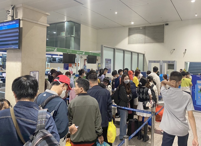 Sân bay Tân Sơn Nhất đón kỷ lục gần 135.000 khách dịp cao điểm Tết Giáp Thìn 2024- Ảnh 8.