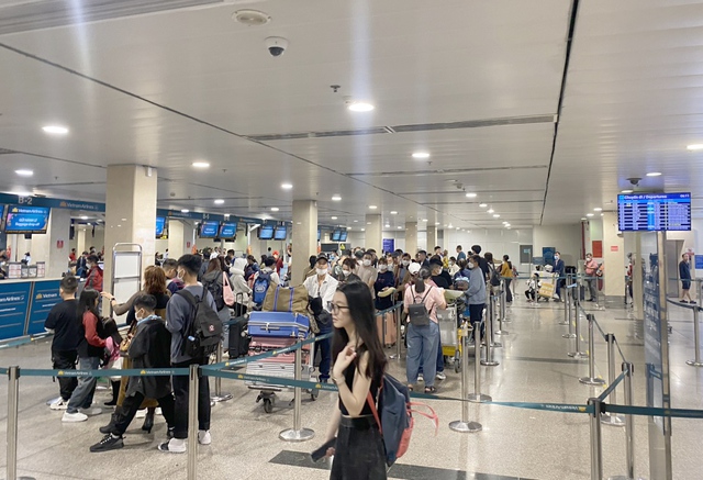 Sân bay Tân Sơn Nhất đón kỷ lục gần 135.000 khách dịp cao điểm Tết Giáp Thìn 2024- Ảnh 3.