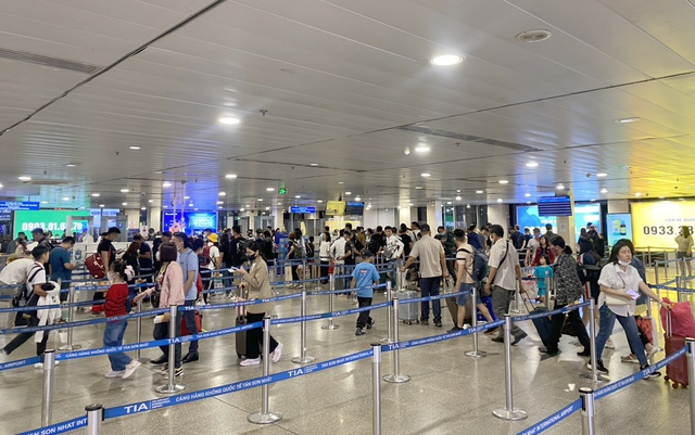 Sân bay Tân Sơn Nhất đón kỷ lục gần 135.000 khách dịp cao điểm Tết Giáp Thìn 2024- Ảnh 7.