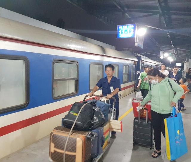 TP. HCM: Bến xe, ga tàu, sân bay ken cứng người dân về quê đón Tết- Ảnh 8.