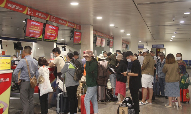 Sân bay Tân Sơn Nhất phục vụ hơn 3,8 triệu lượt khách dịp cao điểm Tết Giáp Thìn- Ảnh 1.