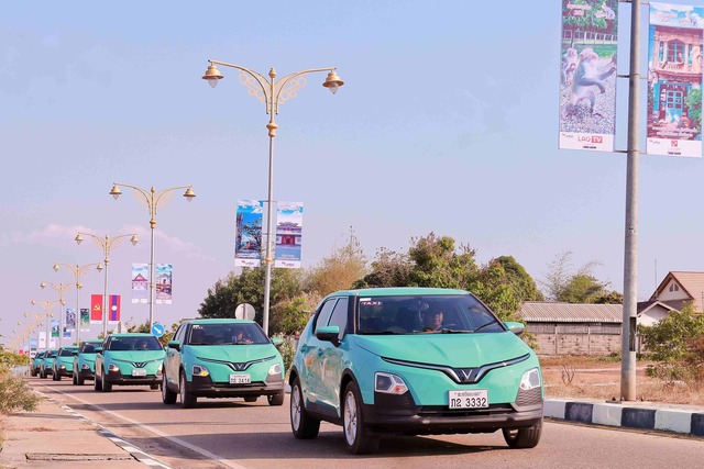 Bước đầu, Xanh SM  Lào sẽ triển khai đội xe với 100 xe VinFast VF 5 Plus, được sơn màu xanh lục lam (cyan) đặc trưng của thương hiệu, hoạt động tại tỉnh Savannakhet.  Thế giới xe tuần qua: Xe gầm cao đô thị đua giảm giá, cách Toyota đối mặt scandal