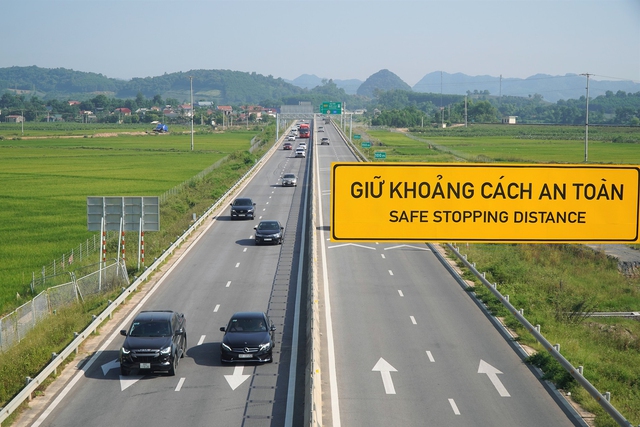 Ngoài việc tuân thủ quy định pháp luật, giữ khoảng cách an toàn khi lái xe trên đường cao tốc cũng để đảm bảo an toàn cho bản thân và những người tham gia giao thông khác - Ảnh minh họa: VietnamNet.