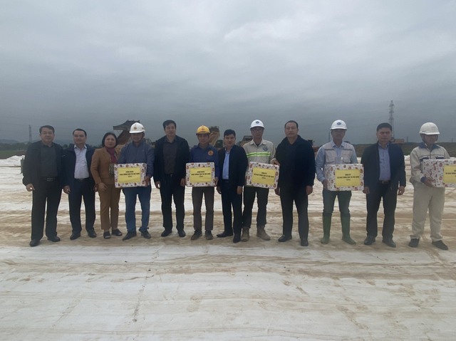 Chủ tịch Công đoàn GTVT Việt Nam thăm, động viên người lao động trên công trường cao tốc Bắc – Nam- Ảnh 2.
