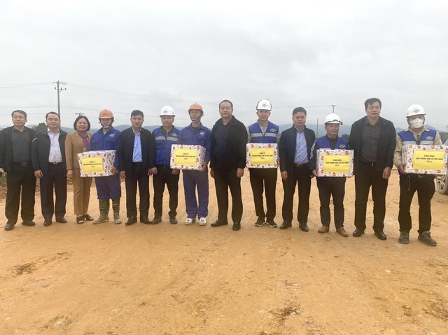 Chủ tịch Công đoàn GTVT Việt Nam thăm, động viên người lao động trên công trường cao tốc Bắc – Nam- Ảnh 1.