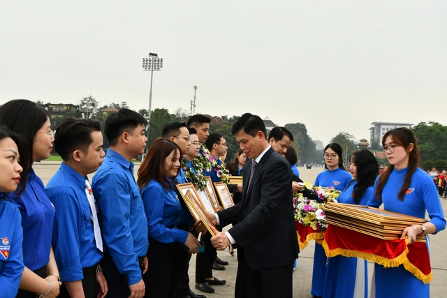 Tuyên dương 27 đảng viên trẻ của Bộ GTVT trước Lăng Chủ tịch Hồ Chí Minh- Ảnh 4.