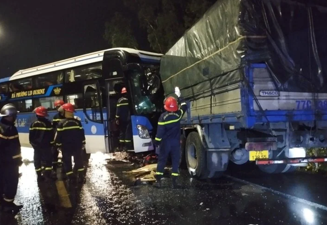TNGT giữa xe tải và xe khách trên QL1D qua Phú Yên khiến 8 người thương vong- Ảnh 1.