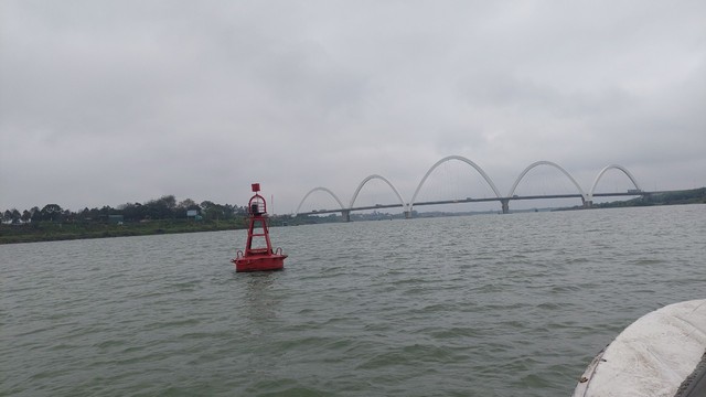 Một đoạn sông Cầu cấm tàu thuyền lưu thông để khẩn cấp chống sạt lở- Ảnh 1.