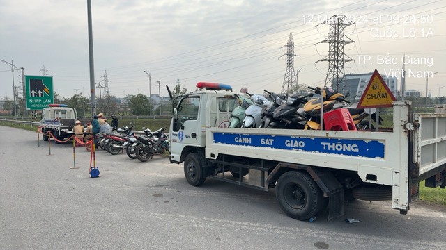 Báo động tình trạng người đi bộ, môtô vào cao tốc Hà Nội - Bắc Giang- Ảnh 1.