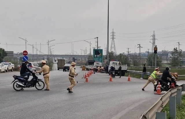 Báo động tình trạng người đi bộ, môtô vào cao tốc Hà Nội - Bắc Giang- Ảnh 2.