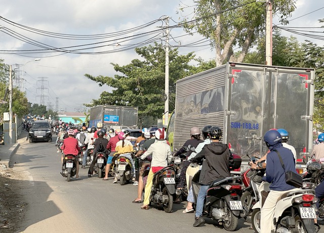 Kẹt xe kéo dài, người dân ngóng chờ cầu Phước Long mới đưa vào sử dụng- Ảnh 5.