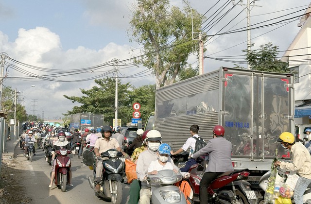 Kẹt xe kéo dài, người dân ngóng chờ cầu Phước Long mới đưa vào sử dụng- Ảnh 1.