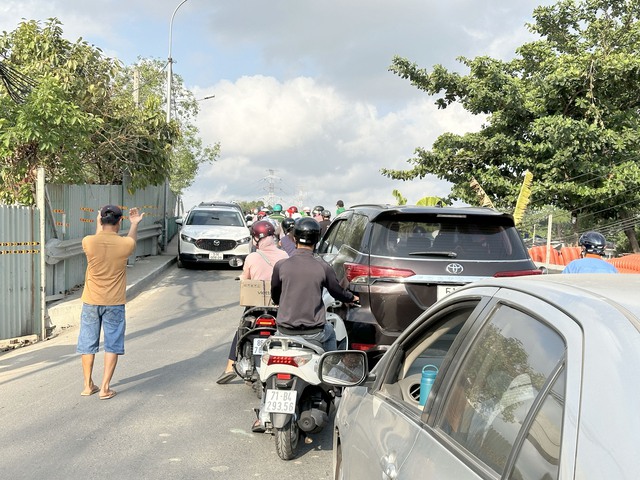 Kẹt xe kéo dài, người dân ngóng chờ cầu Phước Long mới đưa vào sử dụng- Ảnh 6.