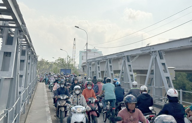 Kẹt xe kéo dài, người dân ngóng chờ cầu Phước Long mới đưa vào sử dụng- Ảnh 2.