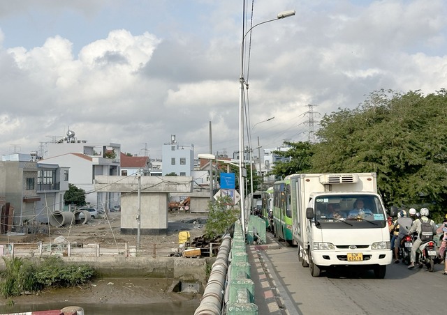 Kẹt xe kéo dài, người dân ngóng chờ cầu Phước Long mới đưa vào sử dụng- Ảnh 8.