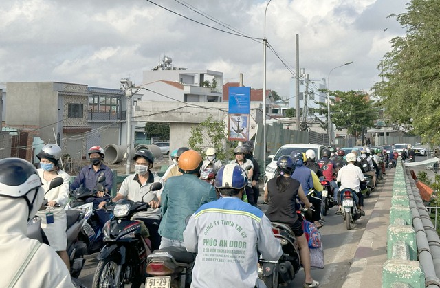 Kẹt xe kéo dài, người dân ngóng chờ cầu Phước Long mới đưa vào sử dụng- Ảnh 3.