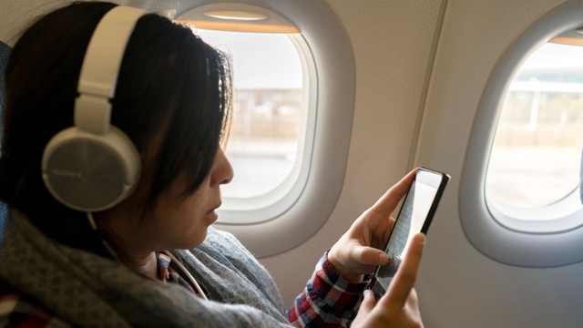 Hành khách sắp được trải nghiệm nhắn tin, xem phim bằng điện thoại trên chuyến bay ở Việt Nam- Ảnh 1.