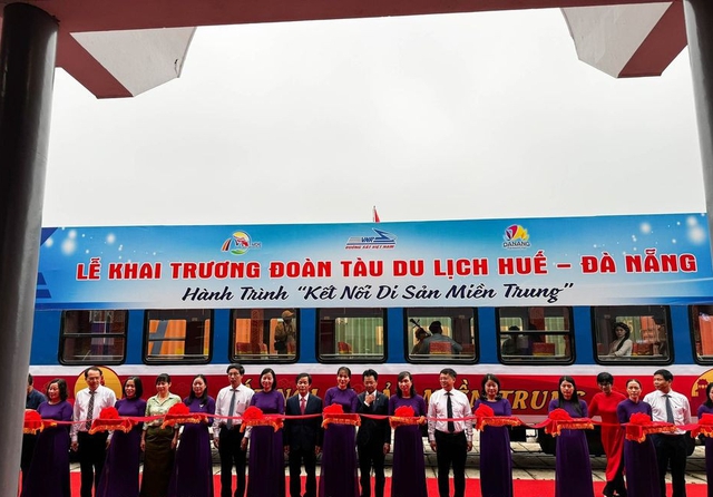 Chính thức khai trương đoàn tàu du lịch kết nối di sản Huế - Đà Nẵng- Ảnh 1.