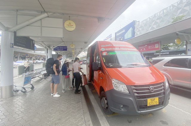 14 tuyến xe buýt được tăng cường hoạt động tại sân bay Tân Sơn Nhất- Ảnh 1.