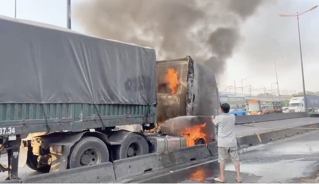 Xe container bốc cháy ngùn ngụt trên QL1A khu vực Bến xe miền Đông mới- Ảnh 1.