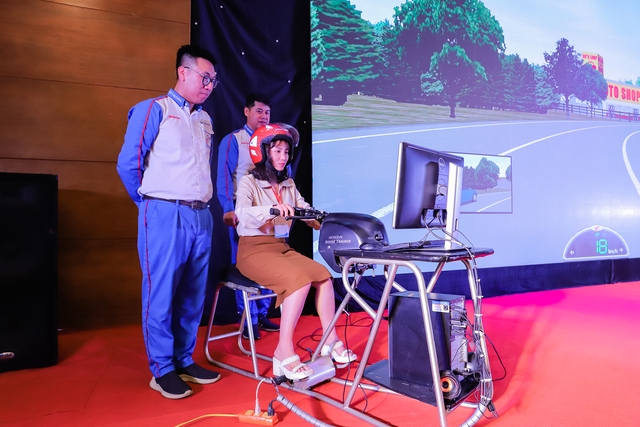Giáo viên trải nghiệm các trình huống mô phỏng trên máy tập lái xe cùng Hướng dẫn viên của Honda Việt Nam.  Honda Việt Nam thúc đẩy công tác giáo dục an toàn giao thông tại hệ thống trường Trung học phổ thông